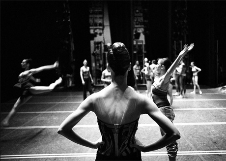 Sự kiên trì, nhẫn nại trong bóng tối để có dịp được tỏa sáng trên sân khấu