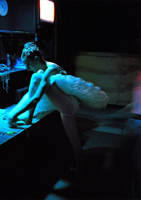 Và chờ đợi cơ hội được tỏa sáng trong ánh đèn sân khấu và nhận được tán dương của khán giả.