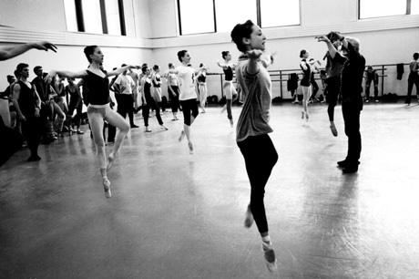 Thời gian tập luyện để có thể đứng được trên sân khấu được tính bằng năm.