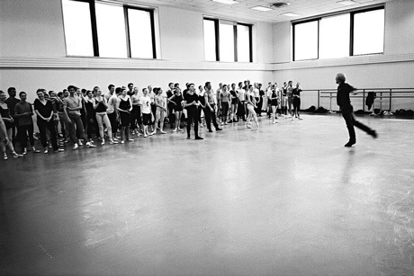 Nhọc nhằn phía sau ánh đèn sân khấu của vũ công trẻ tuổi