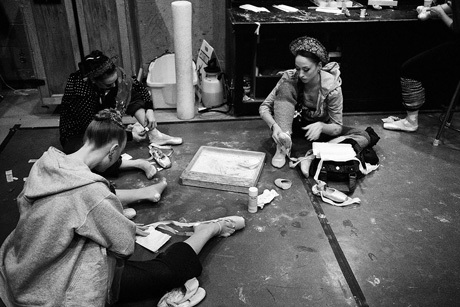 Sự kiên trì, nhẫn nại trong bóng tối để có dịp được tỏa sáng trên sân khấu