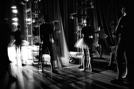 Và chờ đợi cơ hội được tỏa sáng trong ánh đèn sân khấu và nhận được tán dương của khán giả.