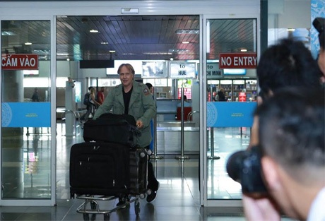 Richard Clayderman xuất hiện trong sự hò reo của các bạn trẻ.