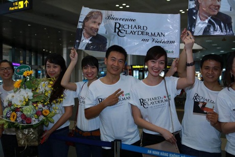 Richard Clayderman xuất hiện trong sự hò reo của các bạn trẻ.