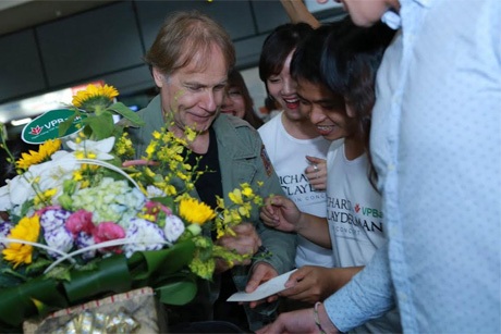 Và hào phóng kí tặng người hâm mộ.