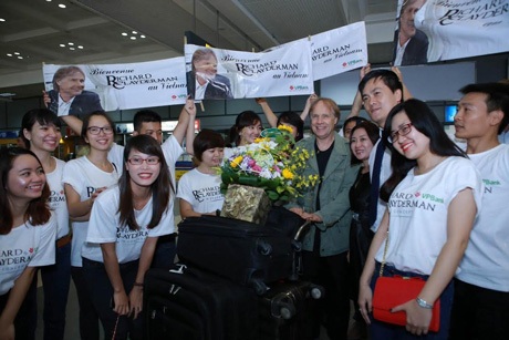 Ông nhanh chóng rời sân bay với nụ cười thân thiện.