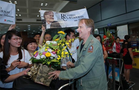 Và hào phóng kí tặng người hâm mộ.