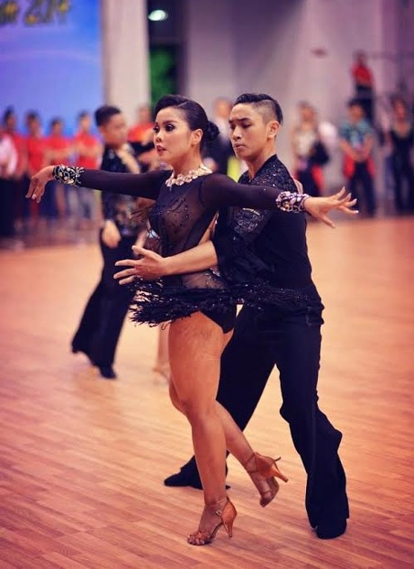 Con đường chông gai của kiện tướng dancesport 9X - 3 Bảo Duy và bạn diễn trong một cuộc thi đấu dancesport.