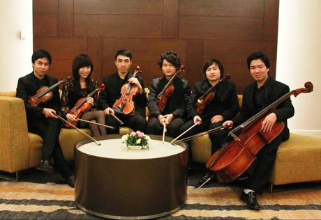 Huyền Anh cùng các thành viên nhóm nhạc.