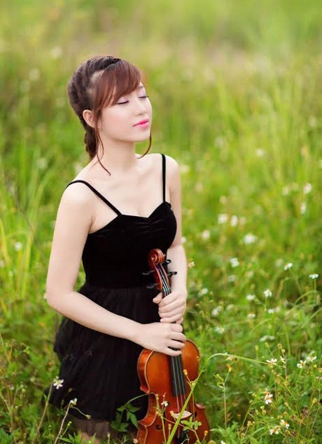 Huyền Anh cùng các thành viên nhóm nhạc.