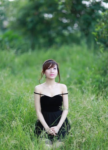 Huyền Anh cùng các thành viên nhóm nhạc.