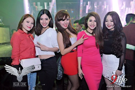 Thời trang diễn nóng bỏng của các nữ DJ Hà thành - 10 Những màn đu dây trên không khiến người xem thót tim.