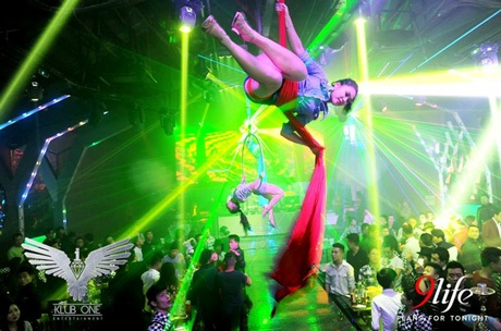 Thời trang diễn nóng bỏng của các nữ DJ Hà thành - 9 Những màn đu dây trên không khiến người xem thót tim.