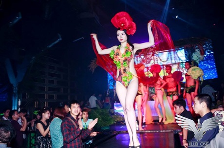 Thời trang diễn nóng bỏng của các nữ DJ Hà thành - 8 Một trong những màn biểu diễn thời trang ấn tượng ở quán bar đang được giới trẻ yêu thích.