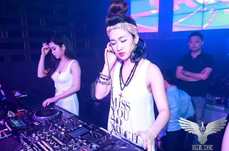 Thời trang diễn nóng bỏng của các nữ DJ Hà thành - 6 DJ Trang Moon