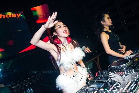 Thời trang diễn nóng bỏng của các nữ DJ Hà thành - 3 Thời trang diễn nóng bỏng của các nữ DJ Hà thành