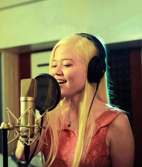 Chuyện nàng “họa mi tóc bạch kim" xinh đẹp đất Hà thành - 2 Cô gái xinh đẹp, hay cười và luôn sẵn sàng theo đuổi những đam mê