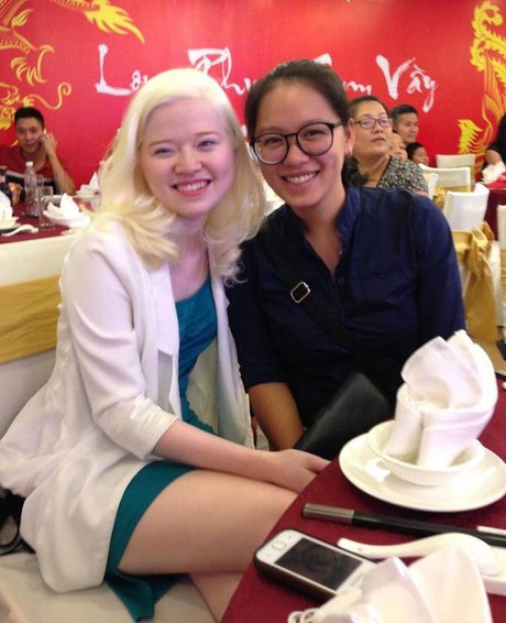 Chuyện nàng “họa mi tóc bạch kim" xinh đẹp đất Hà thành - 3 Khánh Vân khiến người khác ngạc nhiên, nể phục về sự tự tin, niềm yêu đời và nghị lực sống.