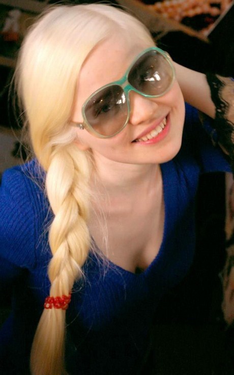 Chuyện nàng “họa mi tóc bạch kim" xinh đẹp đất Hà thành - 1 Khánh Vân chào đời, lớn lên với sự khác biệt về sắc tố da, tóc.