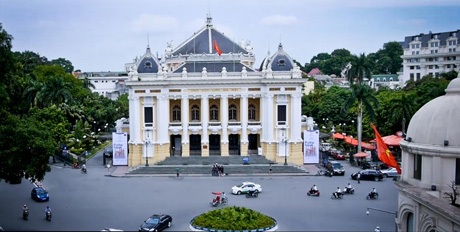 Những góc ảnh “độc” về Hà Nội trong MV 132 thủ khoa hát - 10 Nhà hát Lớn.