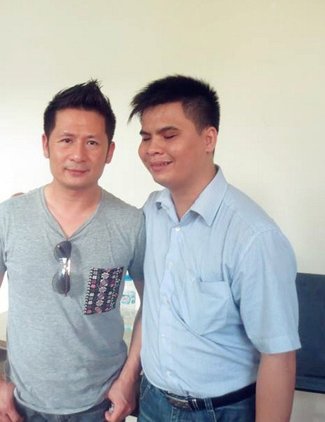 Quốc Thanh chụp chung với ca sĩ Bằng Kiều.