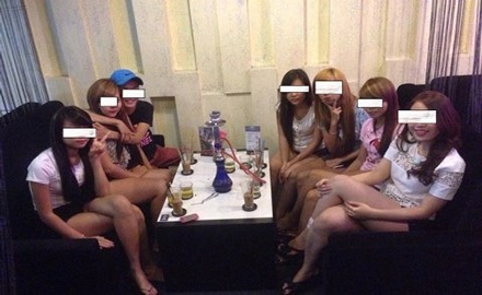 “Cơn sốt” hút shisha thể hiện sự “sang chảnh“ - 1 Giới trẻ thích thú với hút shisha.