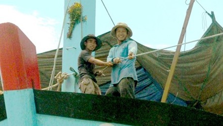 Chuyện vươn khơi “của hai cậu cháu” - 1 Hai cậu cháu Thảo, Vỹ trên con tàu ước mơ chuẩn bị ra khơi làm chủ Hoàng Sa