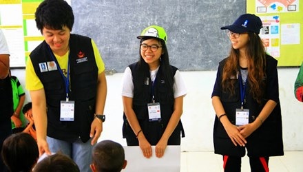 Hoãn nhận 6 học bổng đại học Mỹ để đi làm tình nguyện - 1 Thùy Dương (ở giữa) đang dạy tiếng Anh cho các bạn trẻ ở Indonesia