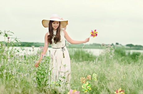 Nữ sinh Kinh tế xinh tươi mơ màng giữa sắc trời Thu - 9 Hoàng Dung