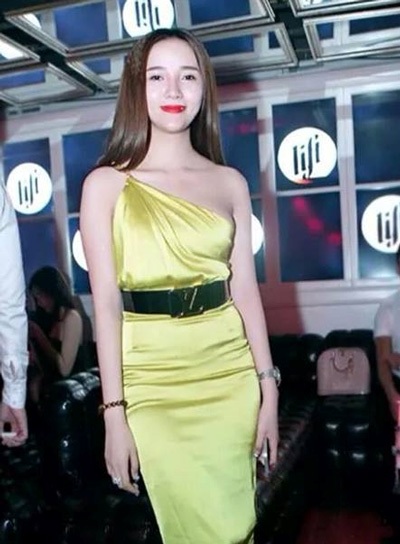 “Hốt bạc” nhờ kinh doanh thời trang tự thiết kế - 1 Nguyễn Hạnh duyên dáng với trang phục tự thiết kế