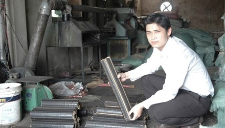 Những tỷ phú nông dân trẻ - 1 Lê Trường An tại xưởng sản xuất củi trấu sinh học