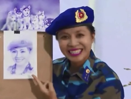 MC Hoàng Linh với sản phẩm do Bảo vẽ tại chỗ. 