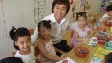 Chuyện “hậu trường” của hotboy giữ trẻ - 1 Chuyện “hậu trường” của hotboy giữ trẻ