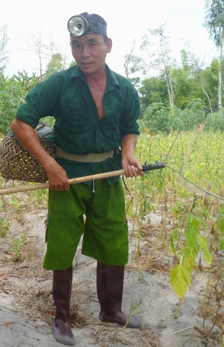 Luật bất thành văn ở ngôi làng đàn ông ngủ ngày - 2 Đồ nghề soi ếch.