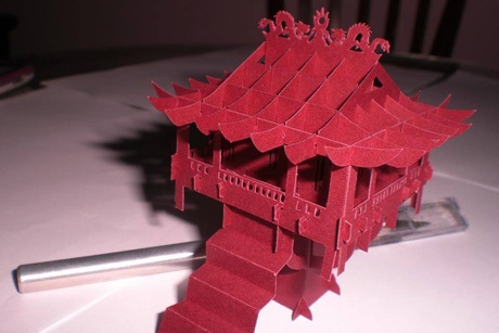 Cầu Thê Húc dẫn vào đền Ngọc Sơn.