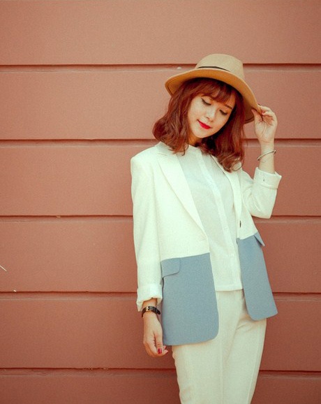 Đón Thu với phong cách đường phố sành điệu, thanh lịch - 14 Nhớ chọn cho mình những mẫu áo cách điệu đơn giản mà ấn tượng.