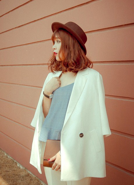 Đón Thu với phong cách đường phố sành điệu, thanh lịch - 10 Mỗi độ Thu về, blazer lại tái xuất và làm nên “cơn sốt” trong làng thời trang.