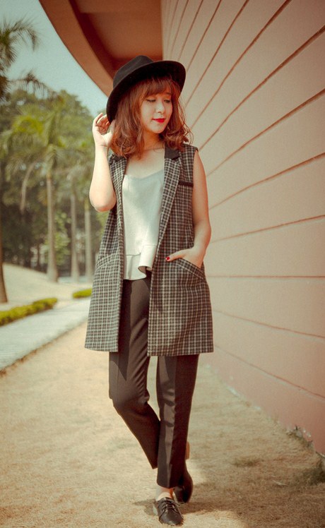 Đón Thu với phong cách đường phố sành điệu, thanh lịch - 8 Biến hóa “set đồ” bằng cách khoác thêm một chiếc áo gi-lê thời thượng.