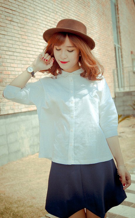 Đón Thu với phong cách đường phố sành điệu, thanh lịch - 6 Vốn là món đồ đa-zi-năng, sơ mi còn là “bạn thân” của chân váy.