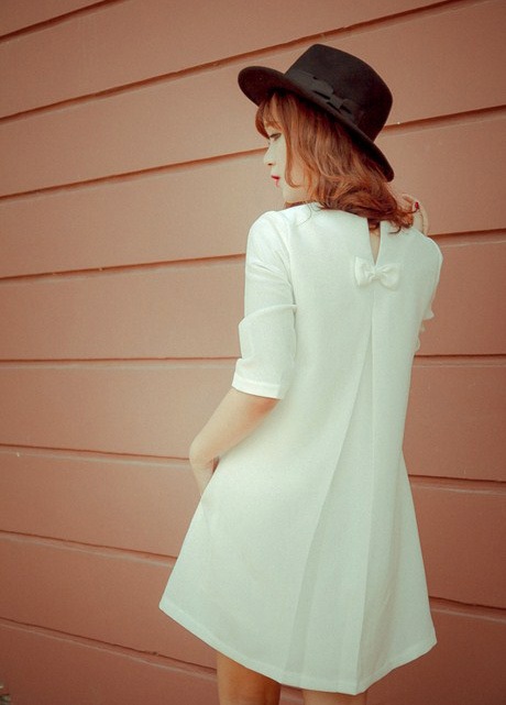 Đón Thu với phong cách đường phố sành điệu, thanh lịch - 22 Những chiếc váy trắng luôn là sự lựa chọn hoàn hảo tạo vẻ sang trọng, lịch lãm.