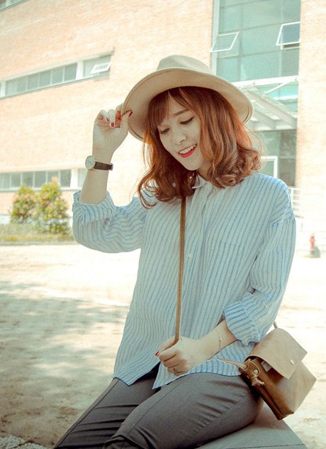 Đón Thu với phong cách đường phố sành điệu, thanh lịch - 5 Chọn phụ kiện tối giản là túi da và một chiếc đồng hồ để tạo sự năng động.