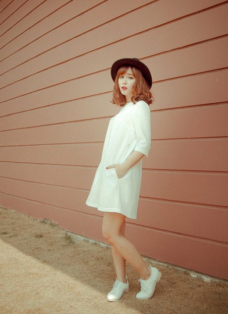 Đón Thu với phong cách đường phố sành điệu, thanh lịch - 21 Không quên đeo giày oxford cùng tông với váy để tạo sự cá tính.