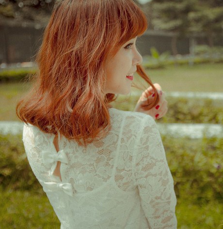 Đón Thu với phong cách đường phố sành điệu, thanh lịch - 19 Lãng mạn, ngọt ngào với những chiếc váy ren thiết kế tinh tế.