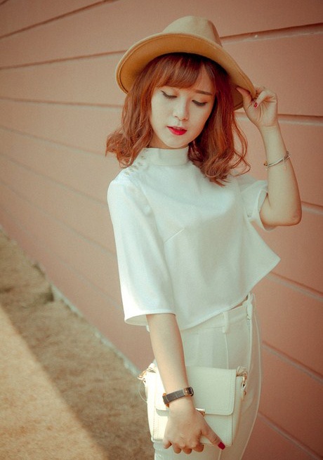 Đón Thu với phong cách đường phố sành điệu, thanh lịch - 16 Một cây trắng (white-on-white) cũng cực ấn tượng, sành điệu đấy!