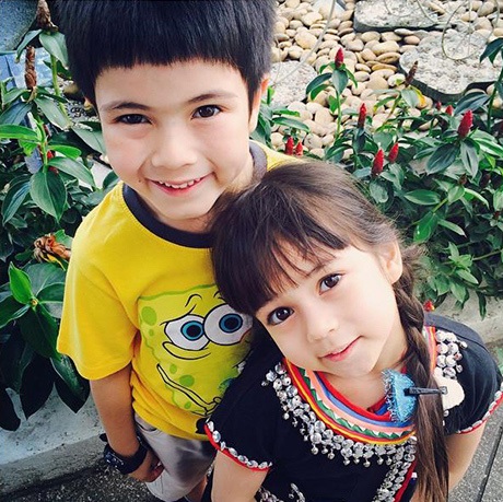 Cặp nhí Thái Lan đẹp như thiên thần “đốn tim” cư dân mạng - 9 Gia đình của cặp đôi nổi tiếng trên cộng đồng mạng này.