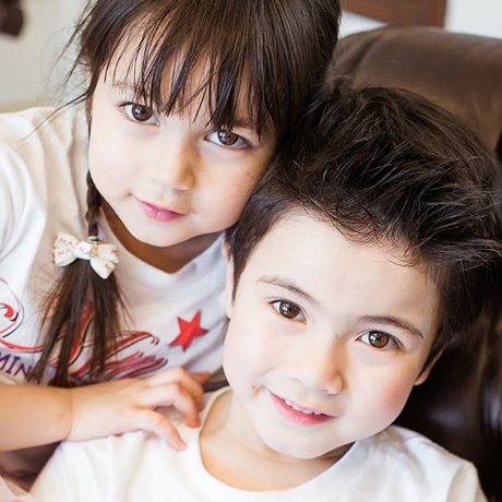 Cặp nhí Thái Lan đẹp như thiên thần “đốn tim” cư dân mạng - 1 Hai anh em Justin và Jenna.