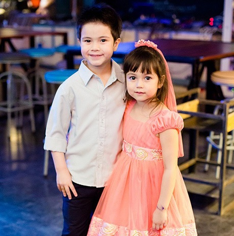 Cặp nhí Thái Lan đẹp như thiên thần “đốn tim” cư dân mạng - 11 Gia đình của cặp đôi nổi tiếng trên cộng đồng mạng này.