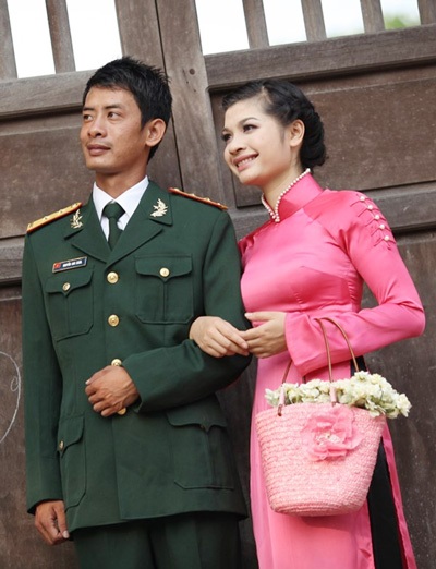 Vợ chồng thượng úy Nguyễn Anh Xuân hạnh phúc trong ngày cưới.