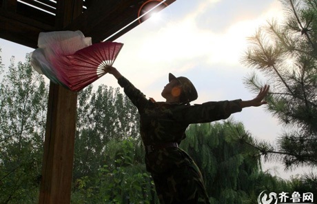 Nữ sinh trổ tài múa dẻo đáng yêu với trang phục quân sự - 6 Vũ Phong