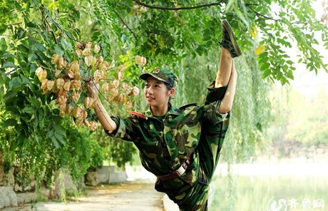 Nữ sinh trổ tài múa dẻo đáng yêu với trang phục quân sự - 11 Vũ Phong